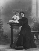 MY en 1904 avec sa bonne Barbe Aerts